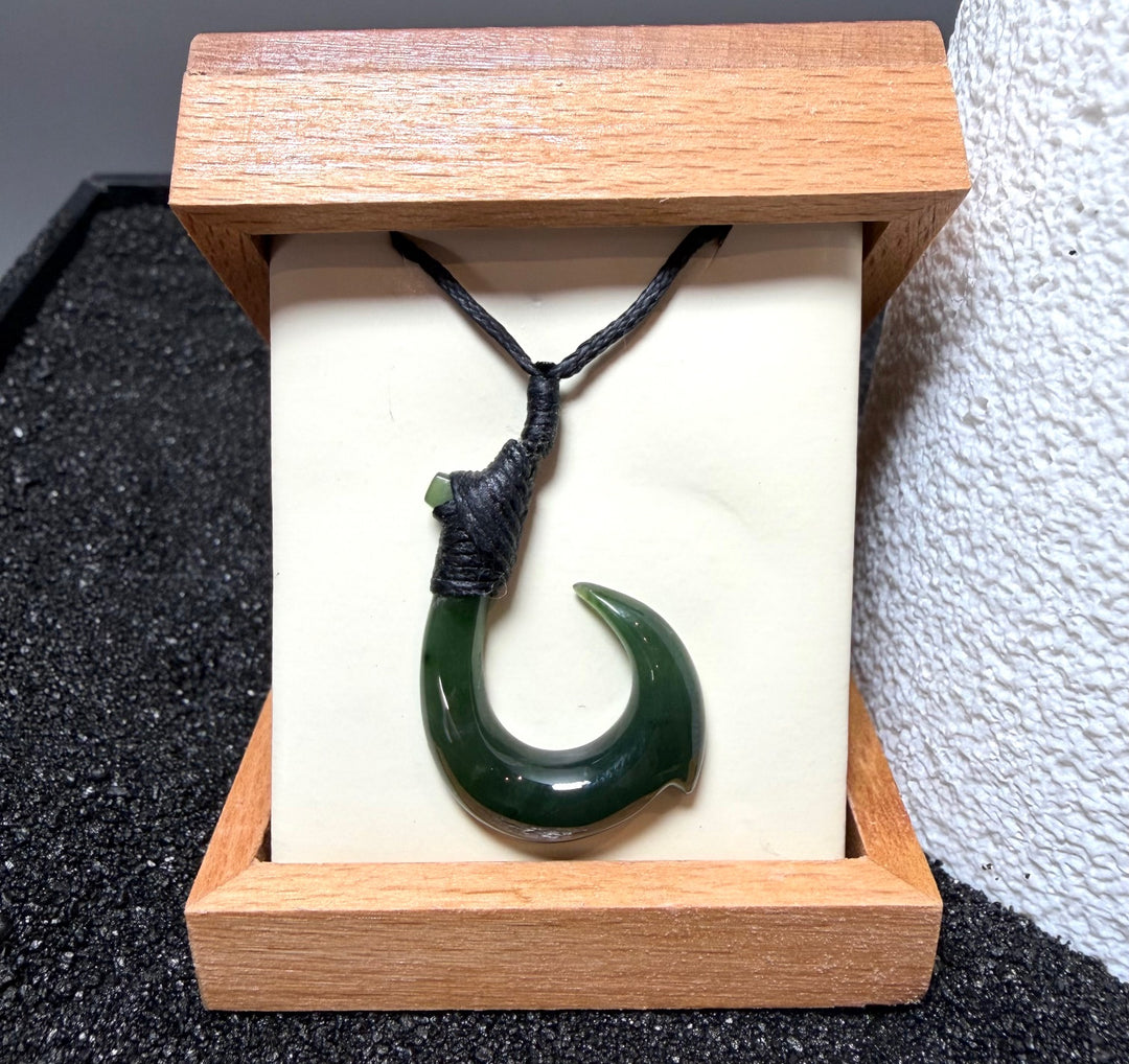 ハワイアンジュエリー Black jade fish hook necklace ハワイアンジュエリー Black jade fish hook necklace Black Jade Fish