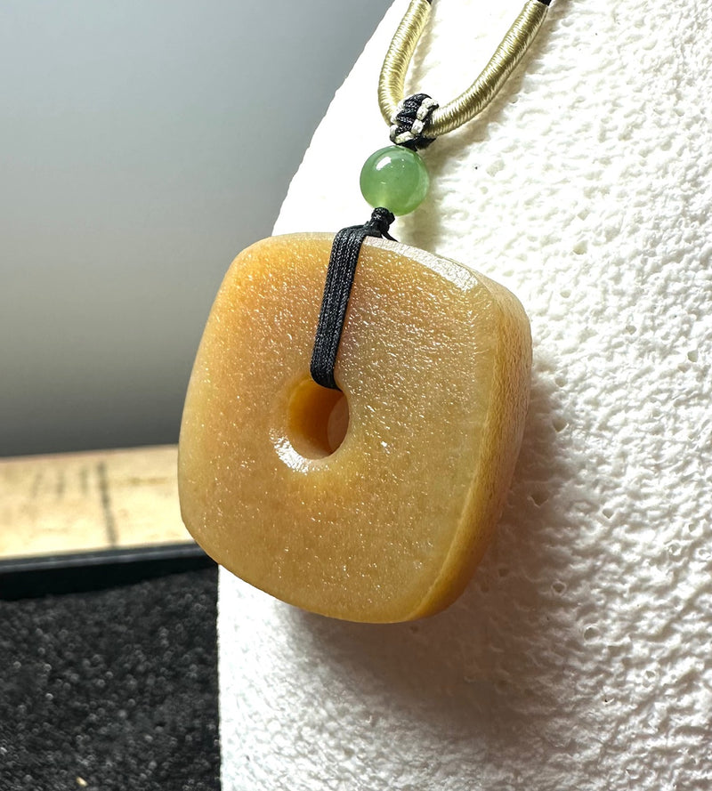 Honey Jade Texture Pi Pendant, 31mm